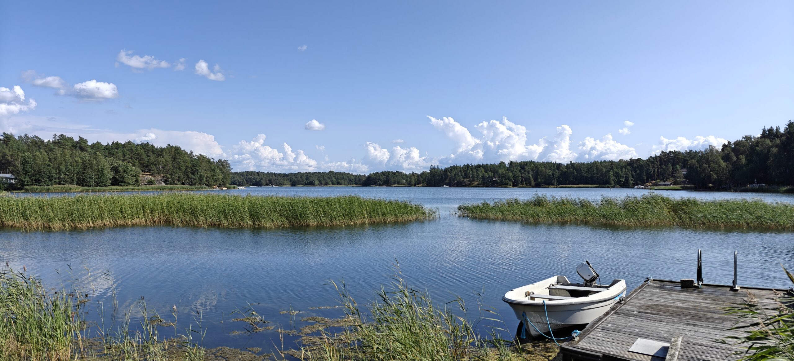 Mökkiranta ja kalastusvene vedessä