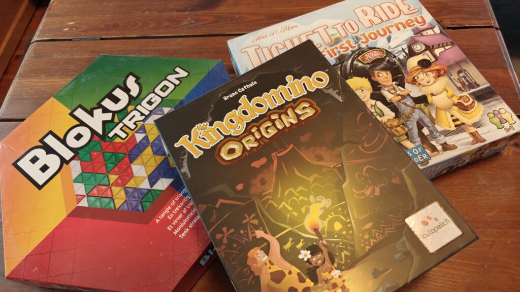 Lautapelit pinossa Blokus Trigon, Ticket to ride: First Journey ja Kingdomino Origins. Lapsiperheen lautapelit pinossa